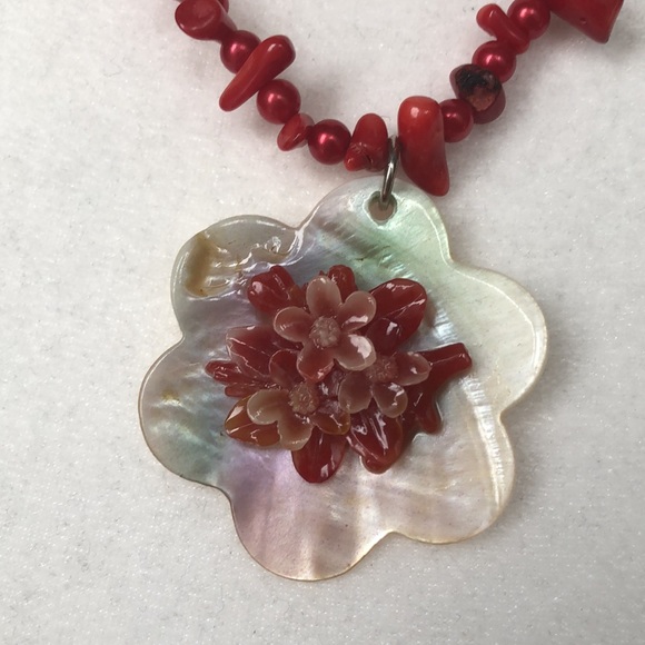 Mother of pearl flower necklace $20 - Picture 2 of 5